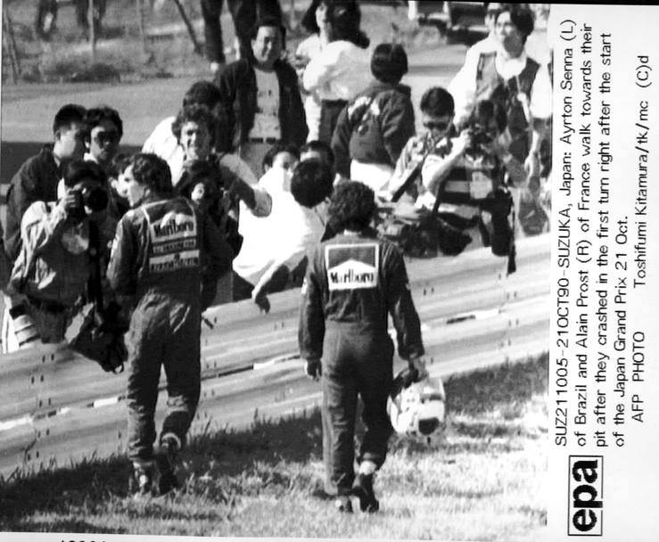 Suzuka, Gp del giappone 1990: Senna e Prost si allontanano dalla pista dopo l&#39;incidente (Afp)
